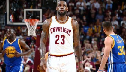  詹姆斯再创纪录，生涯总分破四万  