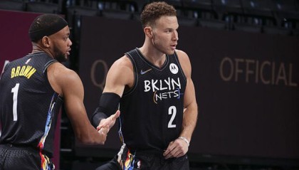  欧文飘逸突破无人可挡，独行侠大胜马刺取四连胜