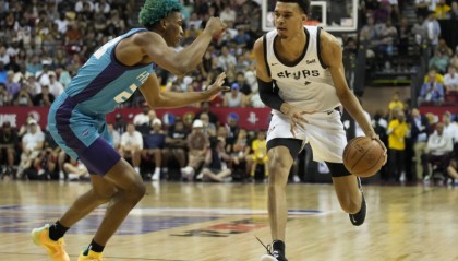  文班亚马首秀20+10，马刺掀翻掘金  