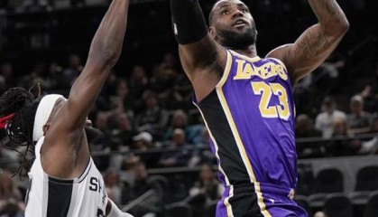  詹姆斯三双助湖人险胜马刺  